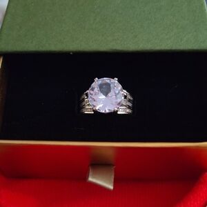 Elegant Silver Ring With 5 Carets Of Moissanite?